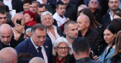 Dodik sa okupljenima nakon mitinga “Srpska te zove”