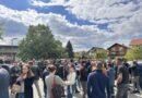 Građani Kozarske Dubice organizovano krenuli na miting podrške “Srpska te zove”